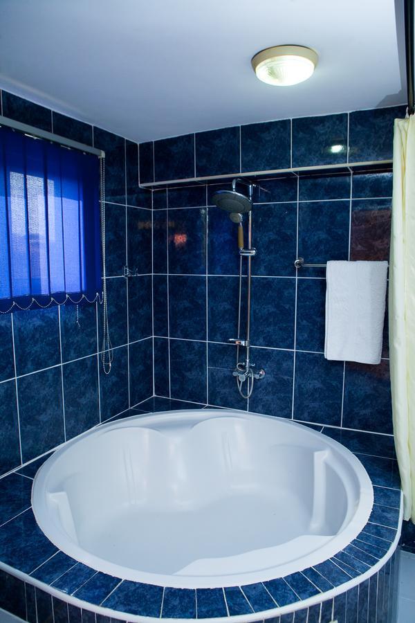 Maxwell Court Apartments Akra Dış mekan fotoğraf