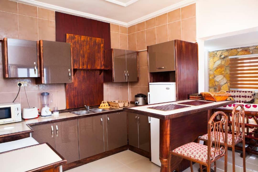 Maxwell Court Apartments Akra Dış mekan fotoğraf